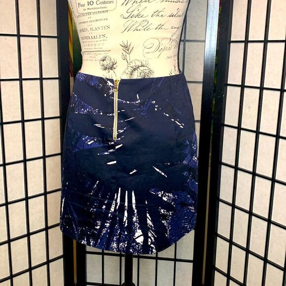 T Tahari Petite Blue and white abstract print skirt SZ US 0 - Picture 2 of 3